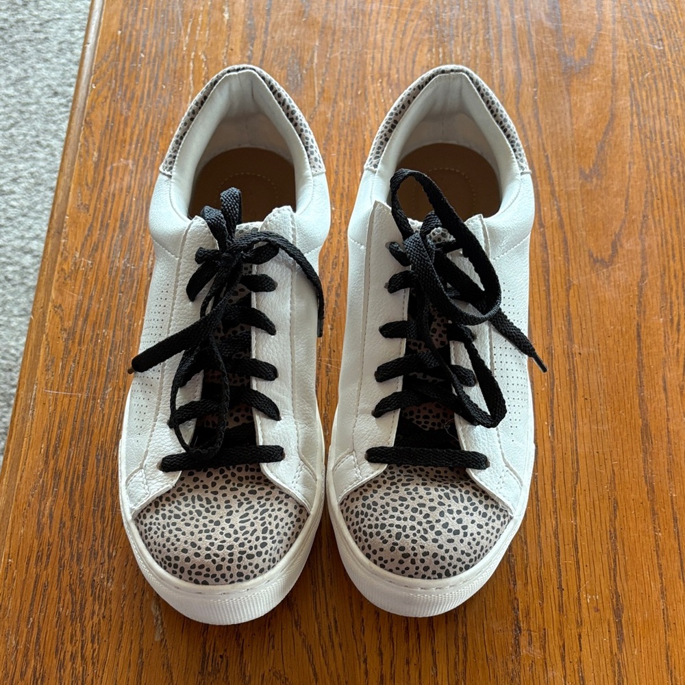 Universal Thread White Sneakers with Black Speckled Toe Like New